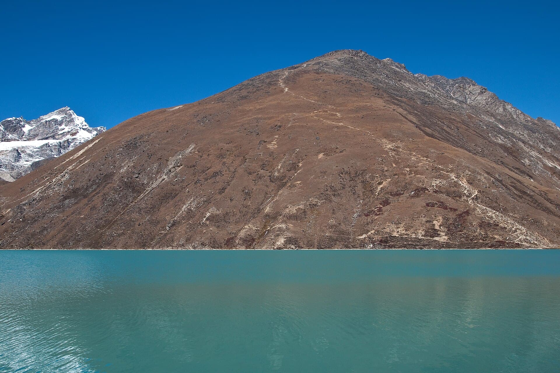 Turquoise waters of Gokyo Lake and Gokyo Ri in Everest Nepal